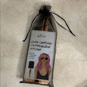 Aria Luxe Detangling Brush